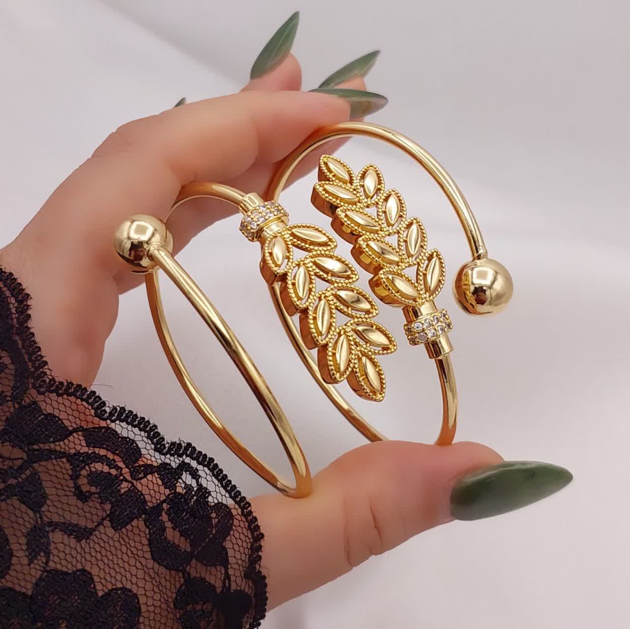 دستبند بنگلی گندمی زنانه با آبکاری طلای لوکس و درخشش خیره‌کننده در نور