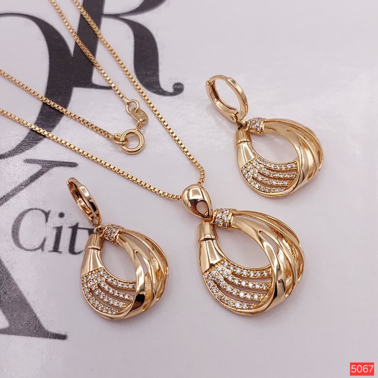 نیم ست ژوپینگ اصل زنانه مدل قطره ای نگین دار کد ۵۰۶۷ با طراحی ظریف و درخشش طلایی