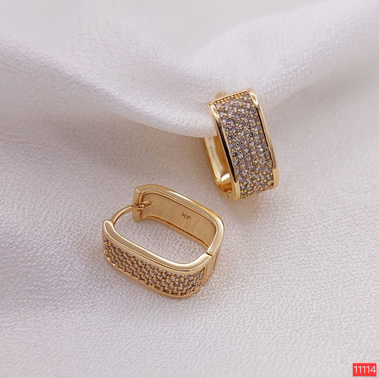 جزئیات طراحی نگینکاری گوشواره ژوپینگ اصل کد ۱۱۱۱۴ در نور طبیعی