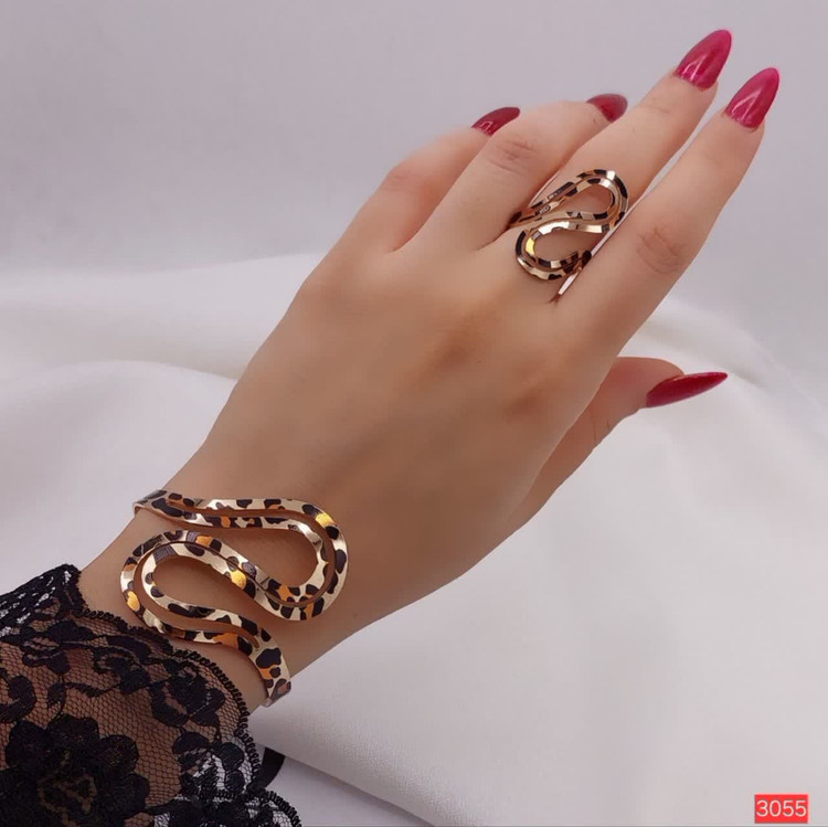 ست دستبند و انگتر پلنگی زنانه کد ۳۰۵۵ با طراحی مشابه طلا