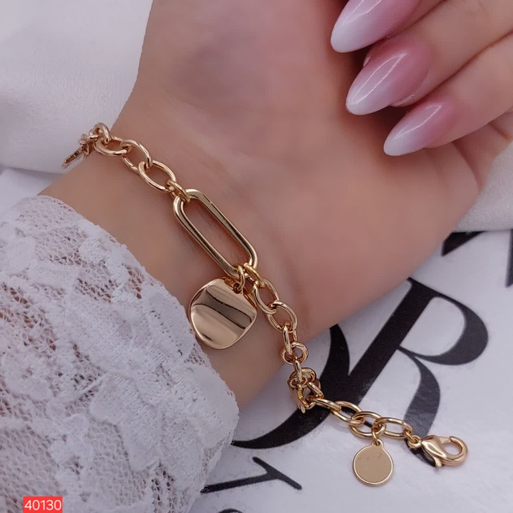 1. دستبند آویزی ژوپینگ اصل زنانه با آبکاری طلای لوکس و درخشان 2. خرید دستبند مارک ژوپینگ رنگ ثابت مدل آویزدار از فروشگاه رستا 3. دستبند زنانه شیک ژوپینگ مدل آویزی کد 40130 ضد حساسیت