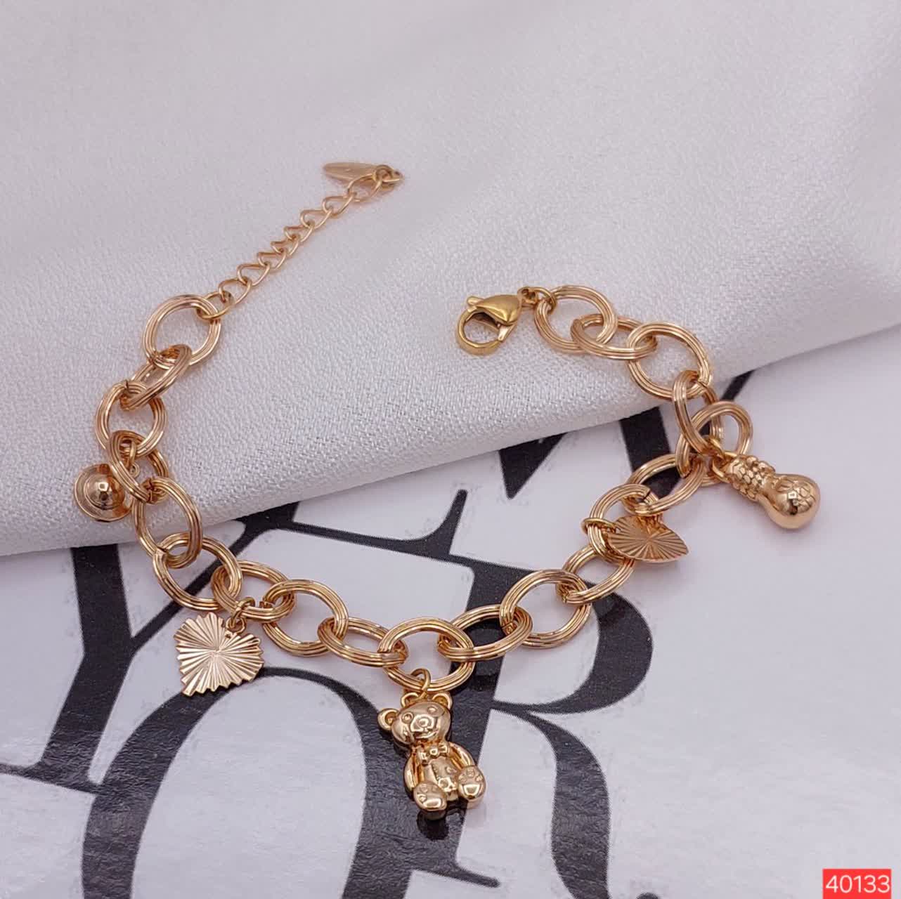 1. دستبند ژوپینگ اصل زنانه با آویز عروسکی کیوت و آبکاری طلای لوکس مدل کد 40133 2. خرید دستبند مارک ژوپینگ رنگ ثابت آویز دار عروسکی کد 40133 فروشگاه بدلیجات رستا 3. دستبند دخترانه ژوپینگ آویز عروسکی ضد حساسیت و بسیار شیک با کیفیت ساخت تضمین شده