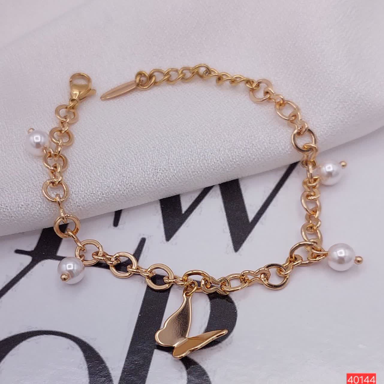 1. دستبند ژوپینگ اصل زنانه با آویز پروانه با آبکاری طلای لوکس و طراحی بسیار ظریف کد 40134 2. خرید دستبند مارک ژوپینگ رنگ ثابت مدل پروانه کد 40134 از فروشگاه بدلیجات رستا 3. دستبند زنانه ژوپینگ آویز پروانه ضد حساسیت با کیفیت ساخت تضمین شده و درخشش خیره‌کنند