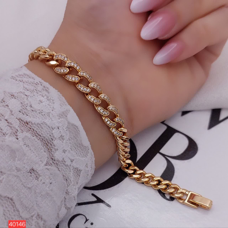 1. دستبند ژوپینگ اصل زنانه مدل شبنم با آبکاری طلا و طراحی بسیار ظریف کد 40146 2. خرید دستبند مارک ژوپینگ رنگ ثابت مدل شبنم کد 40146 از فروشگاه آنلاین بدلیجات رستا 3. دستبند دخترانه ژوپینگ مدل شبنم ضد حساسیت با کیفیت ساخت تضمین شده و درخشش خیرهکننده
