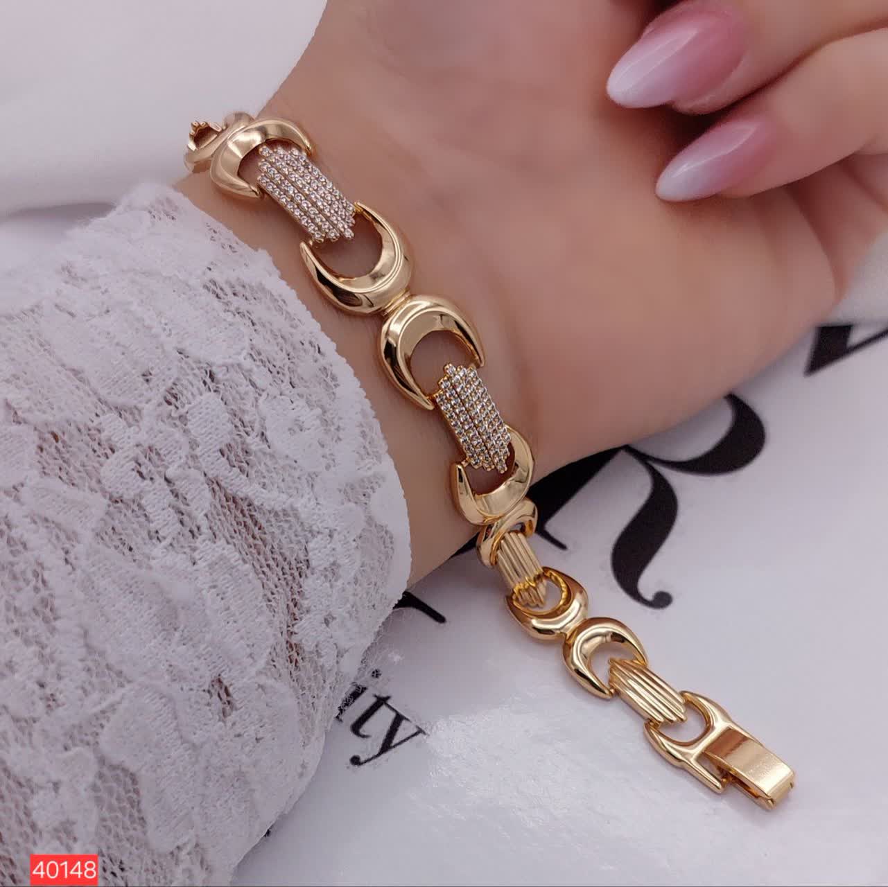 1. دستبند ژوپینگ اصل زنانه مدل صنم با آبکاری طلا و طراحی بسیار ظریف کد 40148 2. خرید دستبند مارک ژوپینگ رنگ ثابت مدل صنم کد 40148 از فروشگاه آنلاین بدلیجات رستا 3. دستبند دخترانه ژوپینگ مدل صنم ضد حساسیت با کیفیت ساخت تضمین شده و درخشش خیره‌کننده