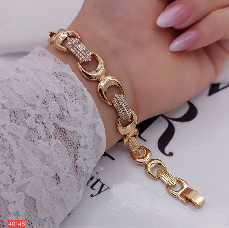 1. دستبند ژوپینگ اصل زنانه مدل صنم با آبکاری طلا و طراحی بسیار ظریف کد 40148 2. خرید دستبند مارک ژوپینگ رنگ ثابت مدل صنم کد 40148 از فروشگاه آنلاین بدلیجات رستا 3. دستبند دخترانه ژوپینگ مدل صنم ضد حساسیت با کیفیت ساخت تضمین شده و درخشش خیرهکننده