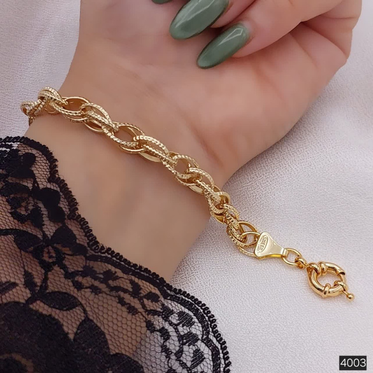 1. دستبند زنانه شین مدل رستا با بافت حلقهای جدید و درخشان کد 4063 2. خرید دستبند برند شین مدل رستا در 4 طرح متنوع با ضمانت یکساله از بدلیجات رستا 3. نمای نزدیک دستبند شین مدل رستا کد 4063 با قفل ملوانی و ضد حساسیت