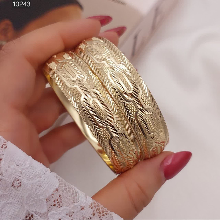 1. نیمتکپوش طلاروس مدل هندسی جدید زنانه کد 10243 در پک 2تایی 2. خرید گوشواره طلاروس با دوام رنگ 5 ساله مدل هندسی کد 10243 بدلیجات رستا 3. نمای نزدیک نیمتکپوش هندسی کد 10243، کپی شده از ویترین طلافروشیها