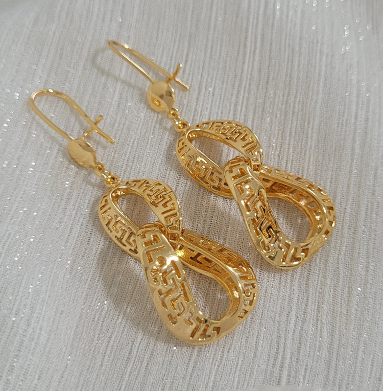 نمای نزدیک از طراحی مجلسی و آبکاری طلای گوشواره آویز کد 9090 سیتی گلد